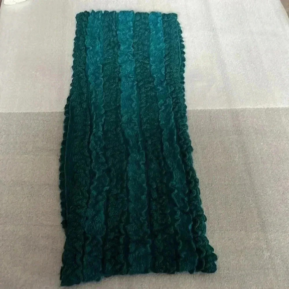 ❤️2/$30❤️Charlie Paige Dark Green Acrylic Infinity  Foulard Scarf - Picture 2 of 5